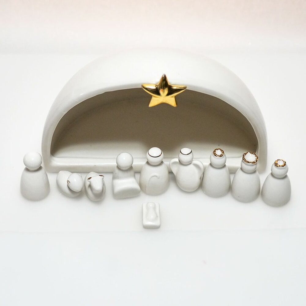 Minimalist Porcelain Nativity Scene – Modern White & Gold Christmas Display - Picture 3 of 4